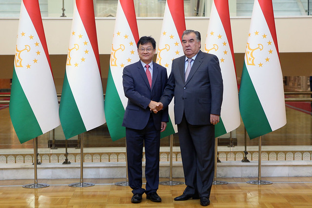 Президент Таджикистана и вице-президент АБР обсудили реализацию 16 инвестпроектов