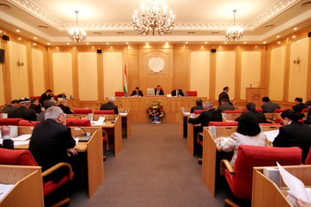 Сенаторы Таджикистана рассмотрят закон о беспартийном Центризбиркоме