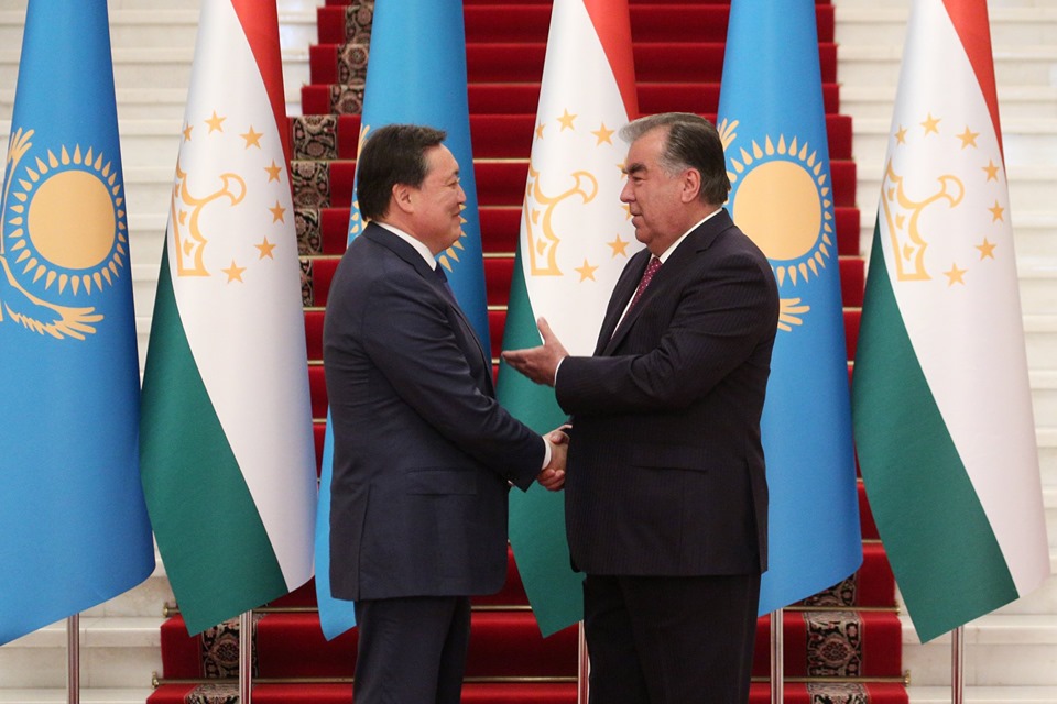 Эмомали Рахмон пригласил казахских инвесторов в Таджикистан