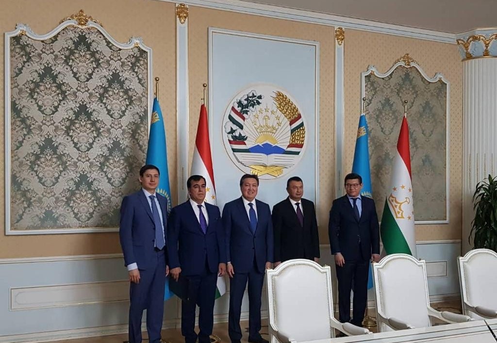Казахстан поставит в Таджикистан локомотивы для ТЖД и арматуру для Рогуна