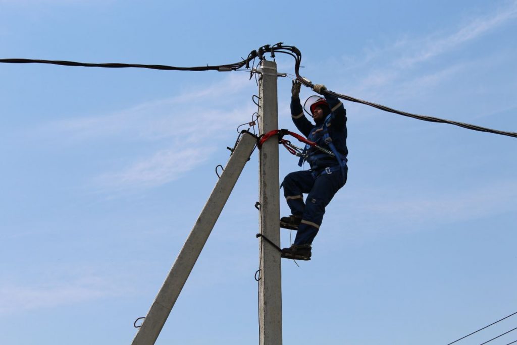 Практика веерного отключения света на отдельных улицах Душанбе продолжается