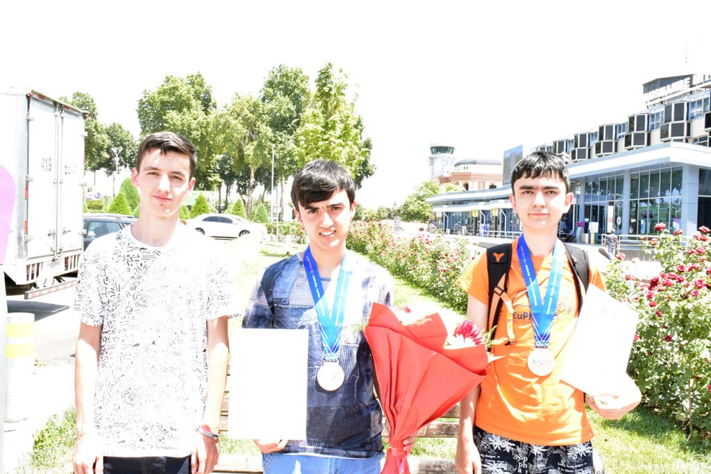 Бронзовые медали выиграли таджикские школьники на олимпиаде по физике в Тель-Авиве