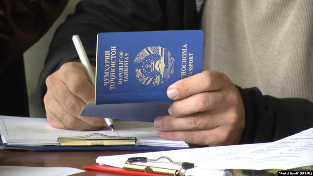 С приближением 15 августа очереди в паспортных отделах становятся длиннее