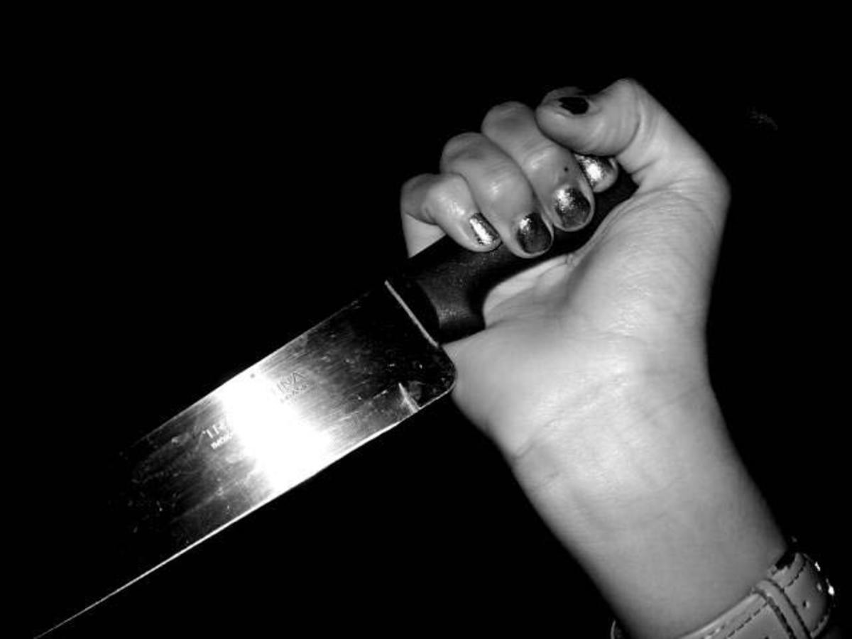 В Душанбе женщина напала на соседку с ножом