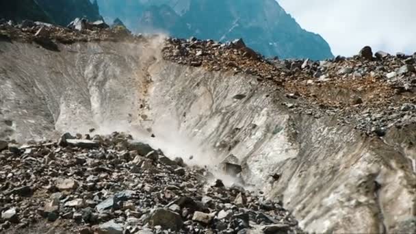 В Ховалинге двое таджикских золотоискателей погибли под камнепадом