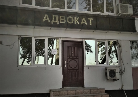 В Таджикистане адвокату сломали зуб за отказ подставить судью