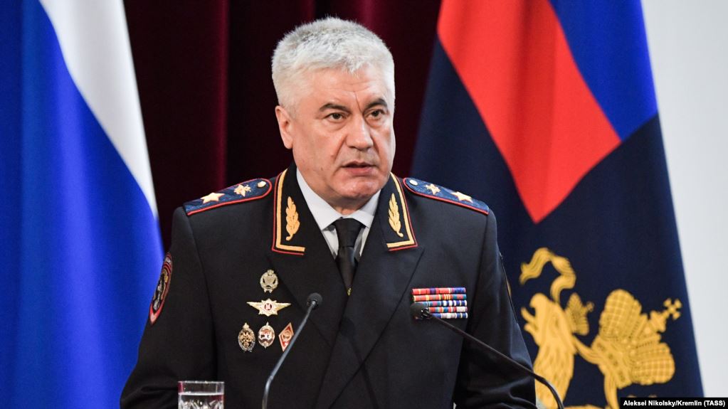 Глава МВД России поручил проверить видео избиения таджикского мигранта