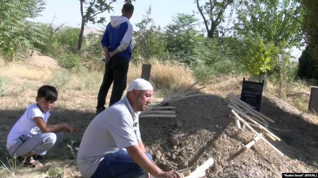 В смерти трех детей семья из юга Таджикистана обвиняет строителей новой дороги