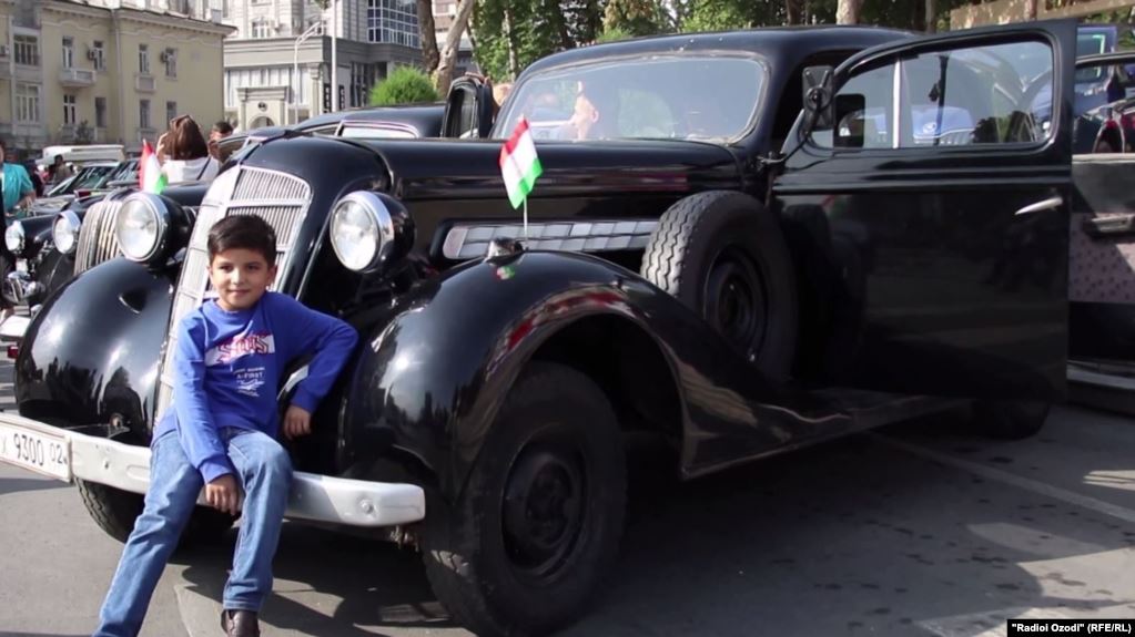 Вечно молодые: в Душанбе состоялась выставка ретро-автомобилей