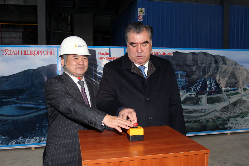 Эмомали Рахмон не удовлетворен развитием промышленности Таджикистана