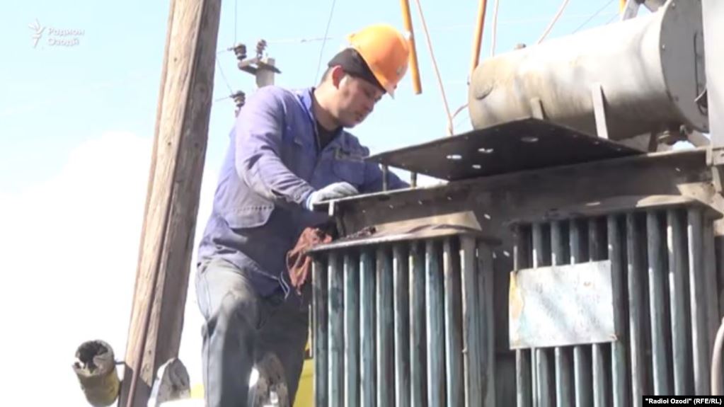 Лимит или ремонтные работы? Жители регионов Таджикистана жалуются на отключения 