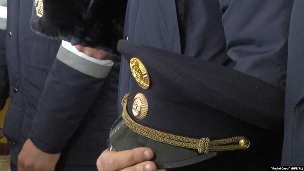 В Исфаре уволен милиционер, избивший школьника во время уроков