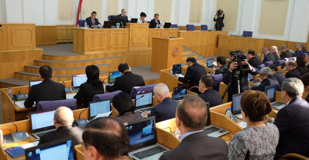 Льготы задним числом. Таджикские депутаты приняли поправки в госбюджет с опозданием в 10 месяцев