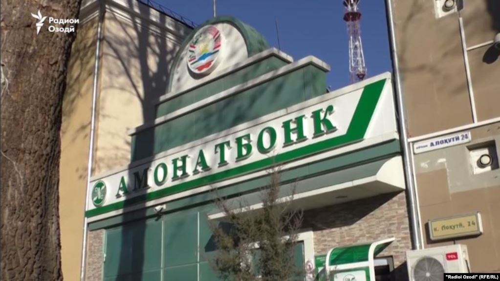 В Таджикистане двух сотрудников банка уличили в незаконных финансовых операциях