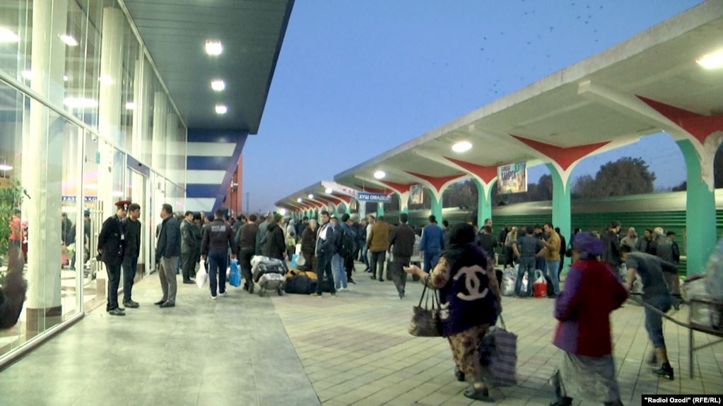 Свыше 9 тыс таджикистанцев в этом году намерены переселиться в Россию