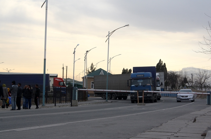 Главные пограничники Таджикистана и Узбекистана встретились на границе