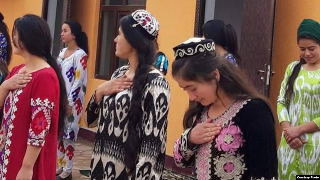 Соцсети возмущены: в Таджикистане школьницы вышли встречать чиновника в летней одежде