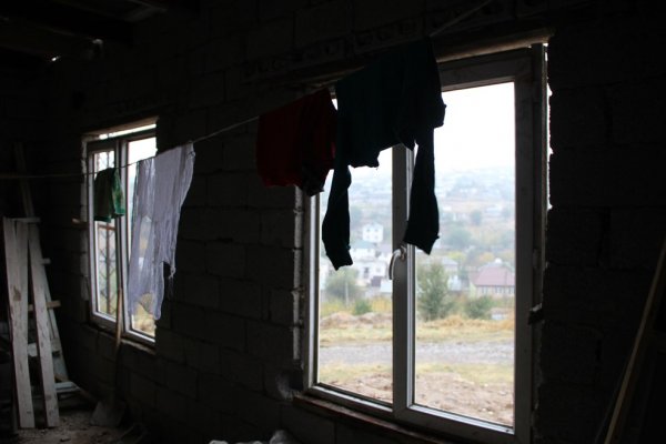 Женщина, чей дом в Душанбе разрушили местные власти, продолжает жить в нем