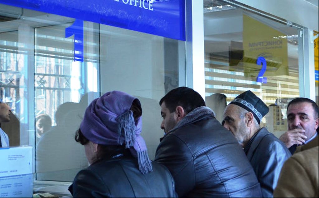 Сбой в системе денежных переводов в Таджикистане: Они не работают
