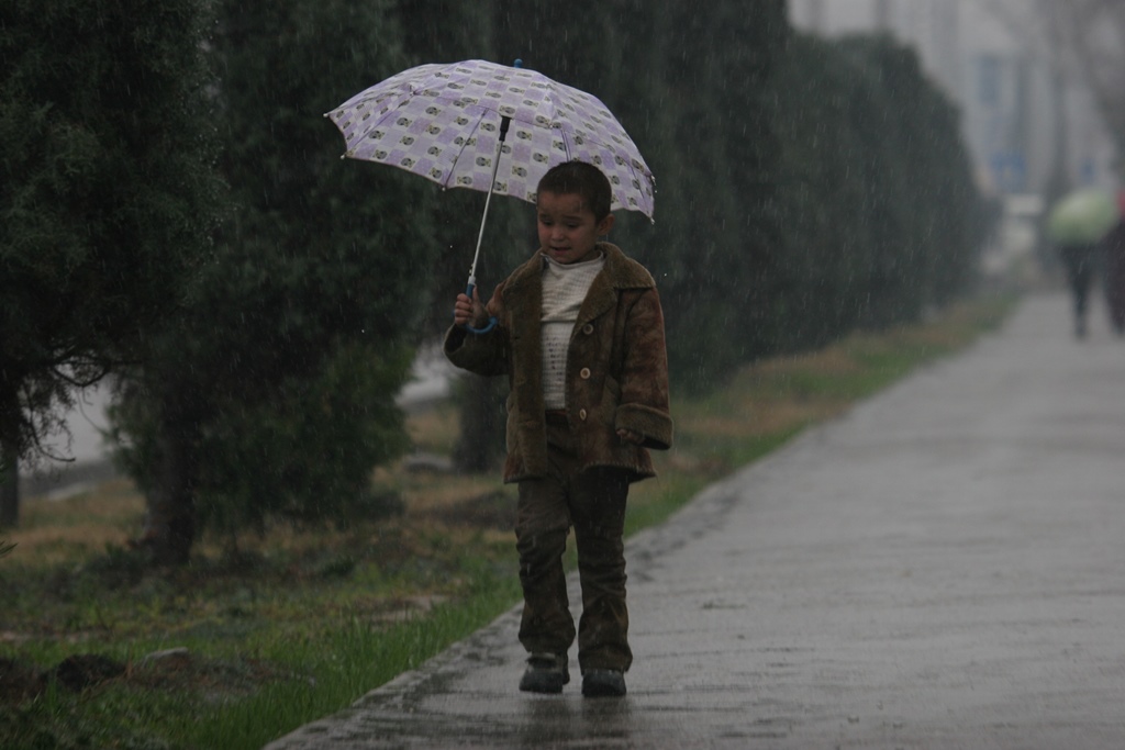 Завтра в Таджикистане ожидаются сильные дожди, в горах выпадет снег