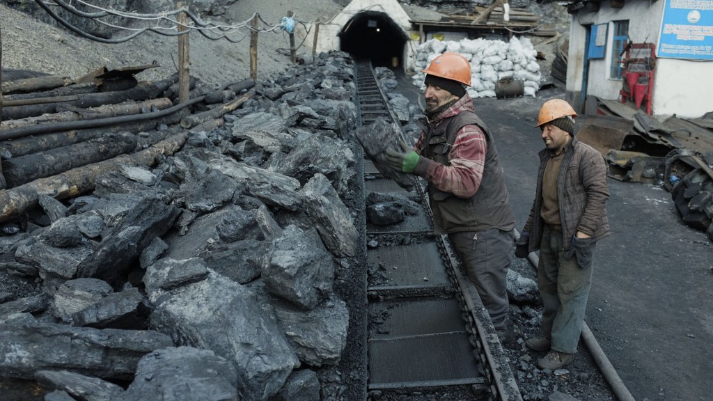 В Таджикистане горняки купили оборудование на 43 млн сомони, чтобы увеличить подземную добычу угля