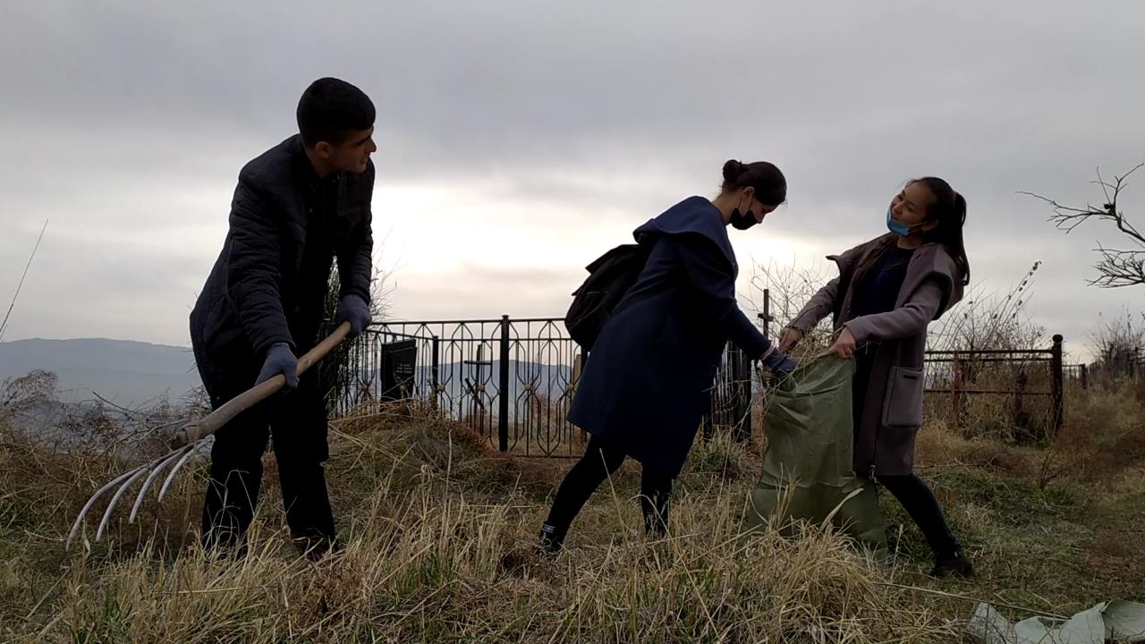Добровольцы устроили уборку на православном кладбище в Душанбе