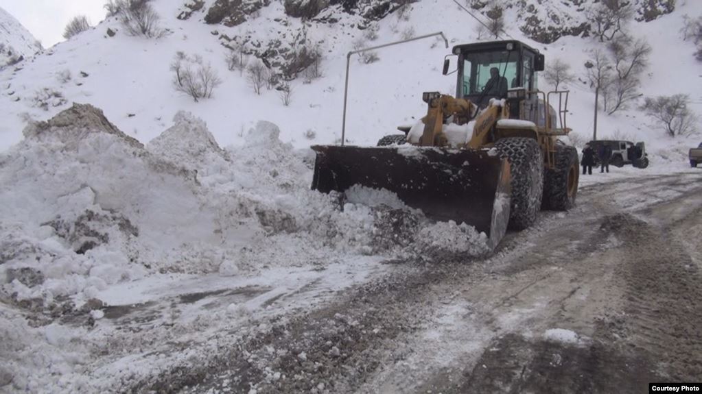 В Таджикистане из-за лавин закрыта автодорога Душанбе-Худжанд-Чанак