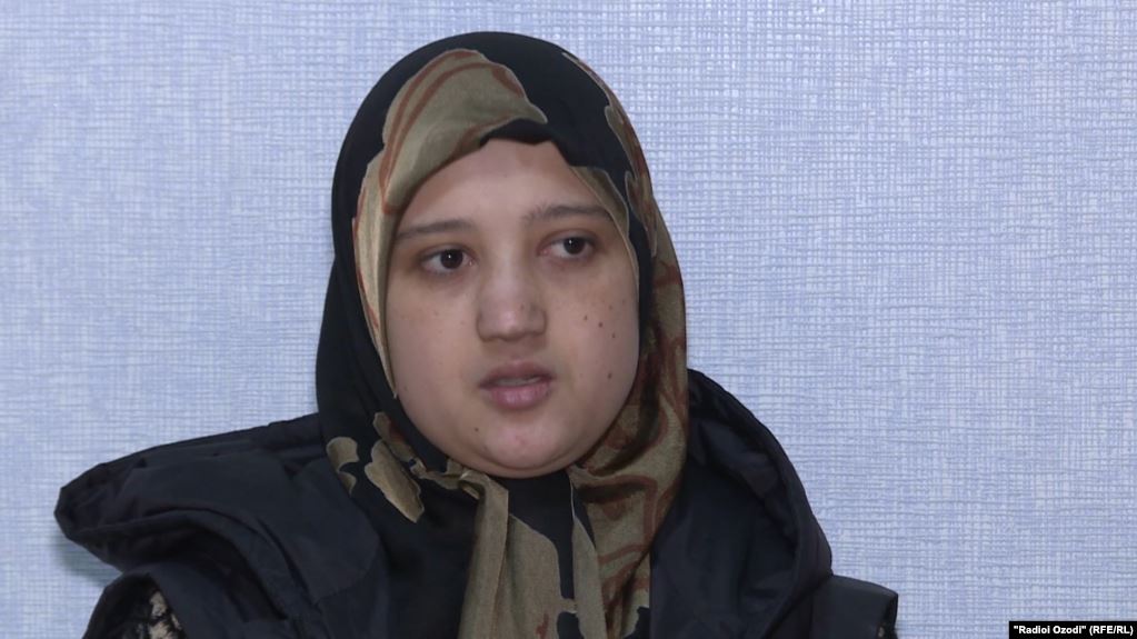 В Таджикистане чиновница получила выговор за некорректное обращение с женщиной в хиджабе