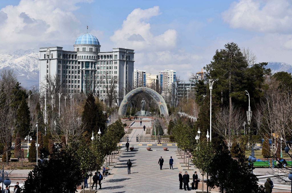 Рустам Эмомали поручил выявить лучшую семью Душанбе