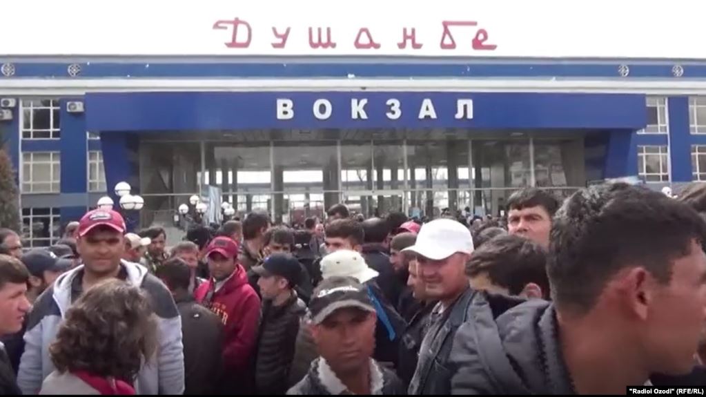 Таджикским мигрантам возвращают неполную стоимость билетов из-за отмены поездов в Россию