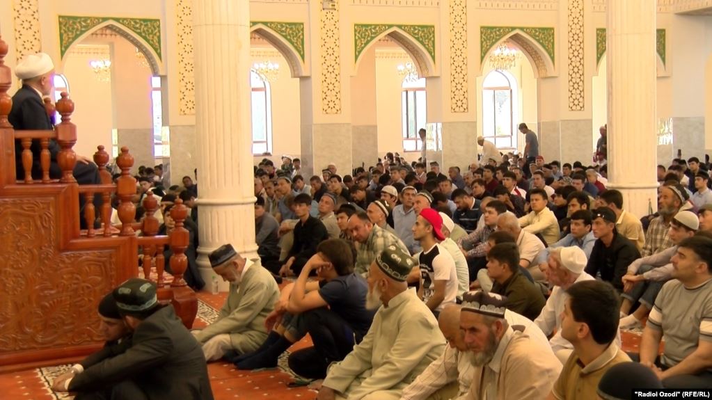 В Таджикистане снова разрешили коллективный намаз в мечетях