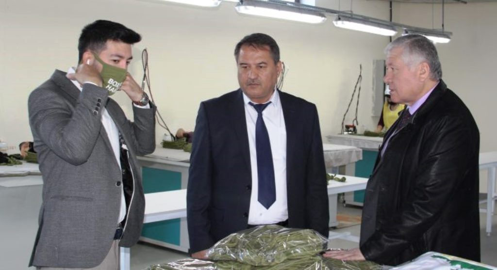 Швейная фабрика в Душанбе из-за коронавируса приступила к выпуску медицинских масок