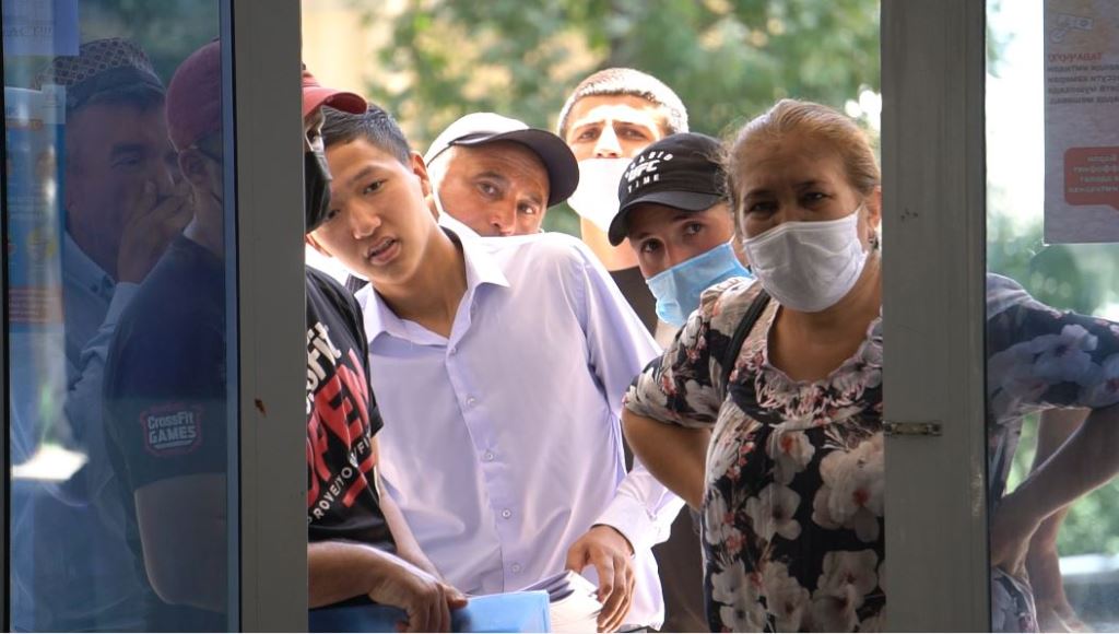 В масках, с антисептиком и по одному за парту. В Таджикистане стартовали вступительные экзамены в вузы
