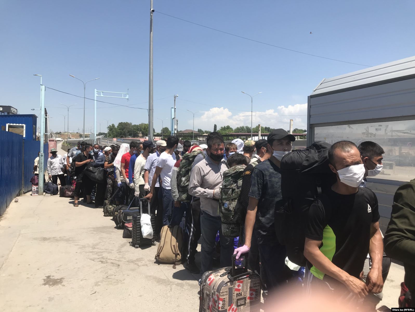 МИД Таджикистана: Застрявших на границе таджикистанцев вернут домой сегодня