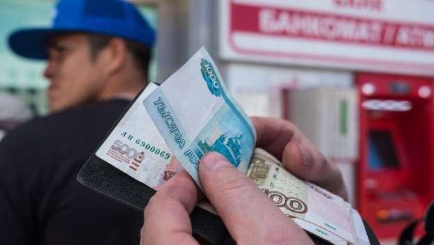 Нацбанк: Мигранты перевели в Таджикистан за полгода почти миллиард долларов