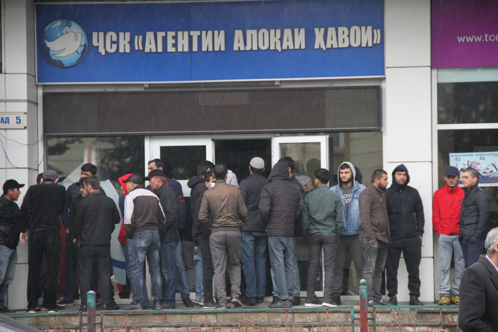 В Душанбе у авиакасс выстроилась очередь за билетами в Москву