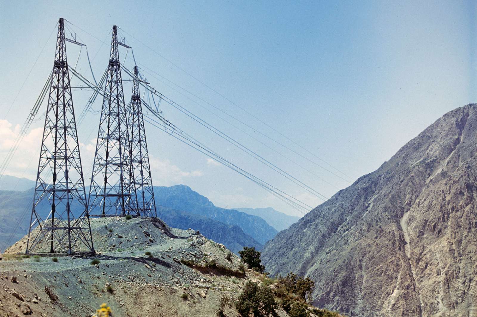 Таджикистан резко увеличил поставки электроэнергии соседям. Афганистану в том числе