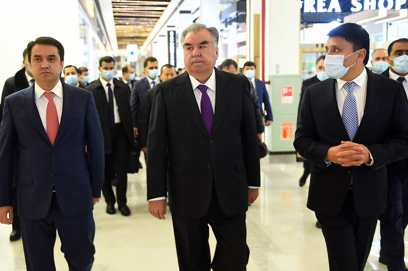 Президент страны Эмомали Рахмон открыл в городе Душанбе торгово-сервисный и развлекательный центр «Сиёма молл» и Кохи «Парфенон»
