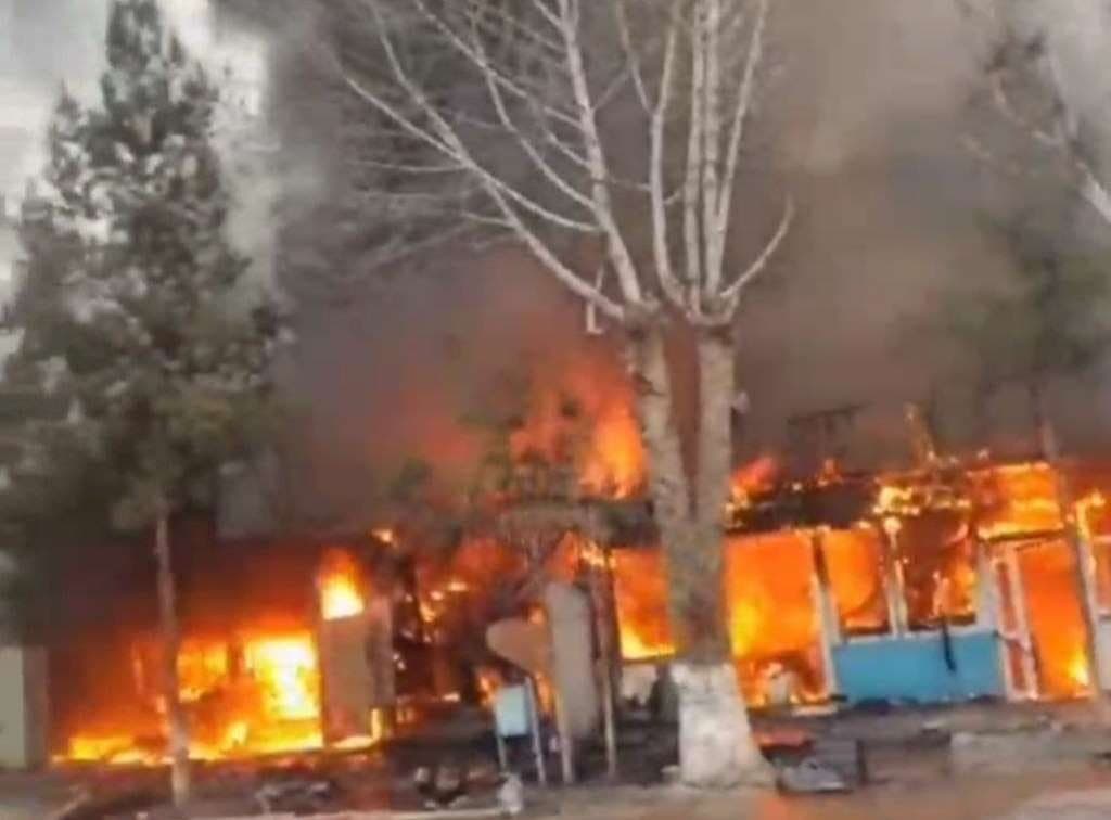 На юге Таджикистана произошел пожар в магазине автозапчастей