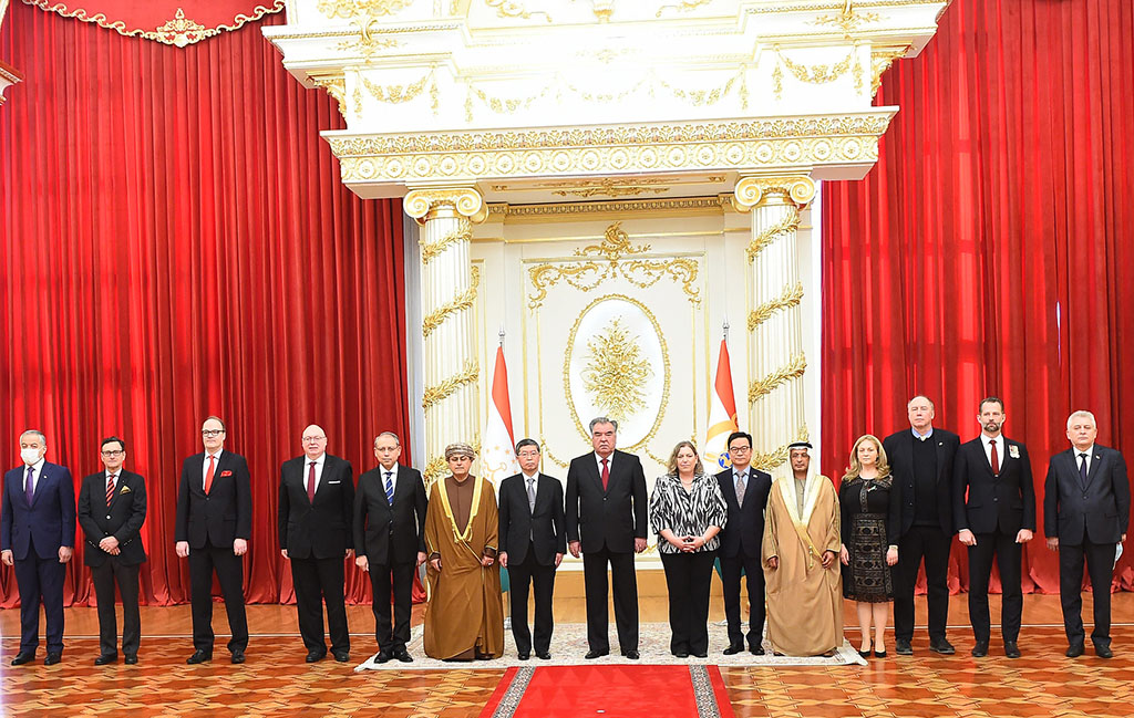 Президент Таджикистана принял верительные грамоты от 12 новых послов зарубежных государств