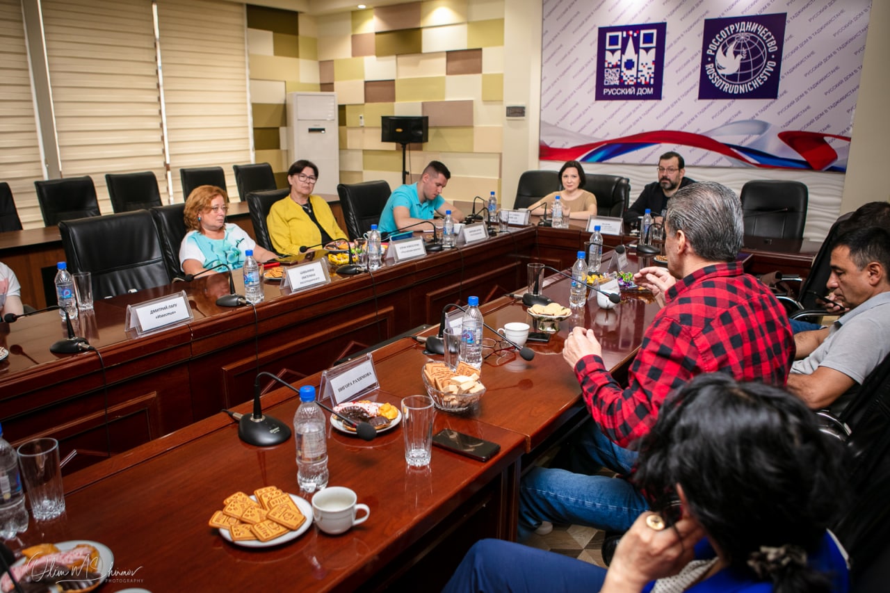В Русском Доме в Душанбе состоялась пресс-конференция, посвященная 30-летию российско-таджикских отношений, с участием российских и таджикских СМИ