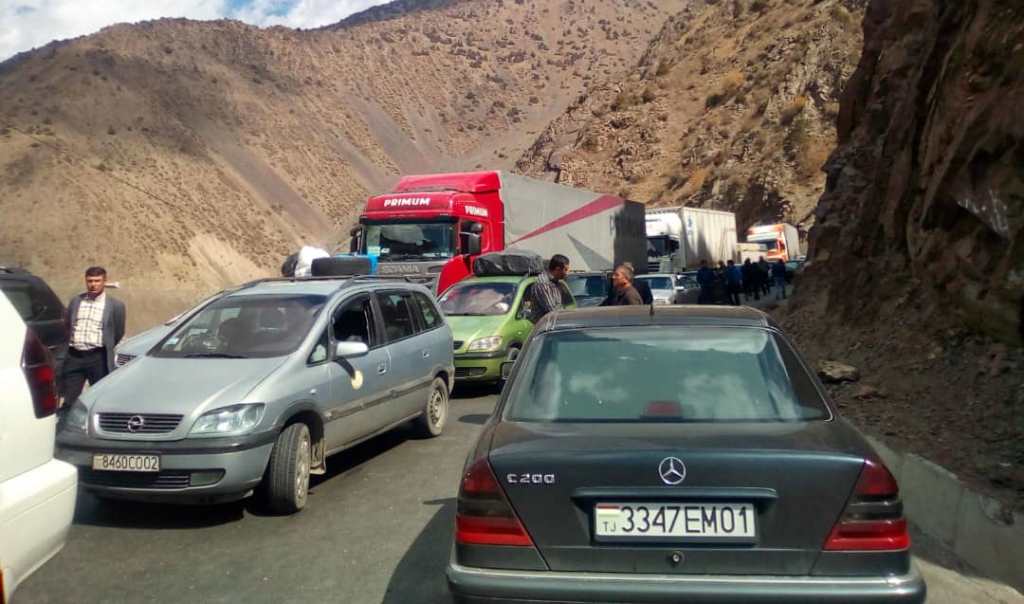 На трассе Душанбе-Чанак взорвался «газовоз», дорога закрыта