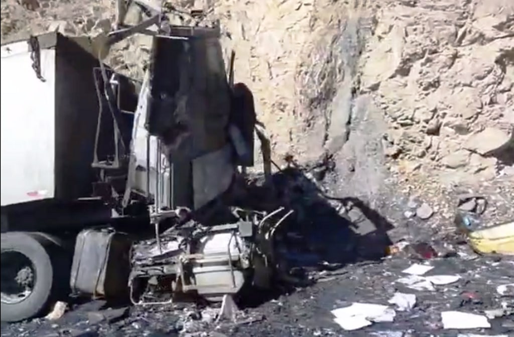 В Шахристане в результате столкновения двух грузовиков погибли оба водителя