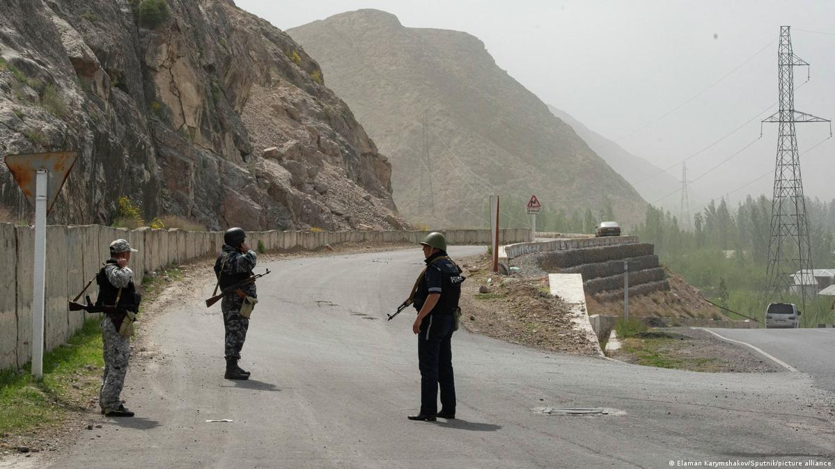 Министры иностранных дел Таджикистана и Кыргызстана созвонились по телефону и обсудили ситуацию на границе