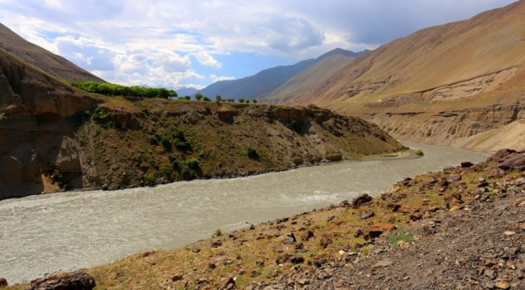 В Пенджикенте ищут тело парня, упавшего в реку Зеравшан