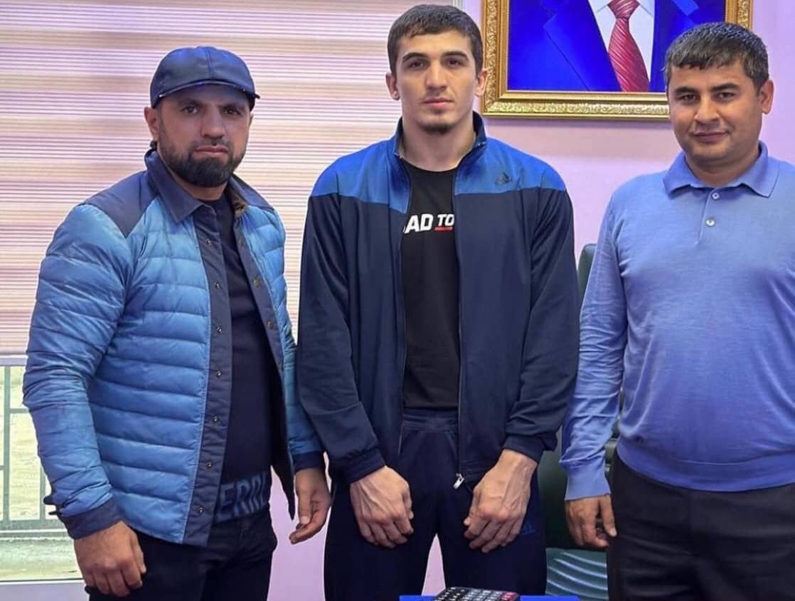 Таджикский бизнесмен подарил квартиру бойцу ММА Самандару Муродову