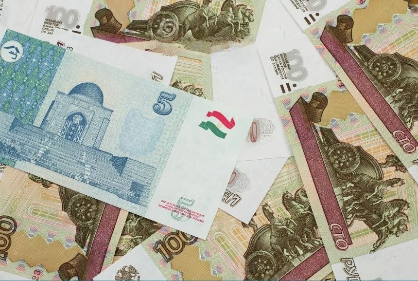 Рубль обесценился к таджикской валюте до уровня семилетней давности