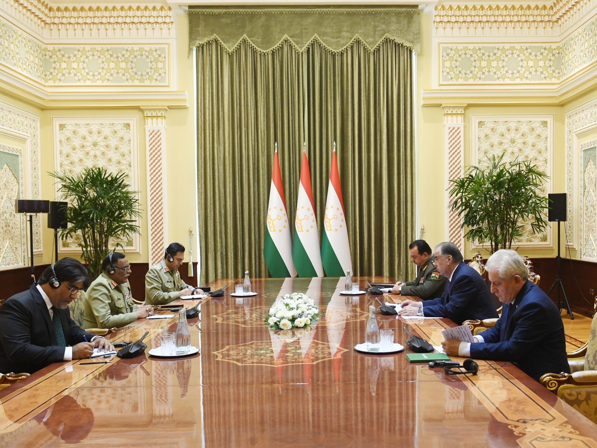 Эмомали Рахмон поговорил с генералом Сахиром Шамшодом о перспективах сотрудничества Таджикистана и Пакистана