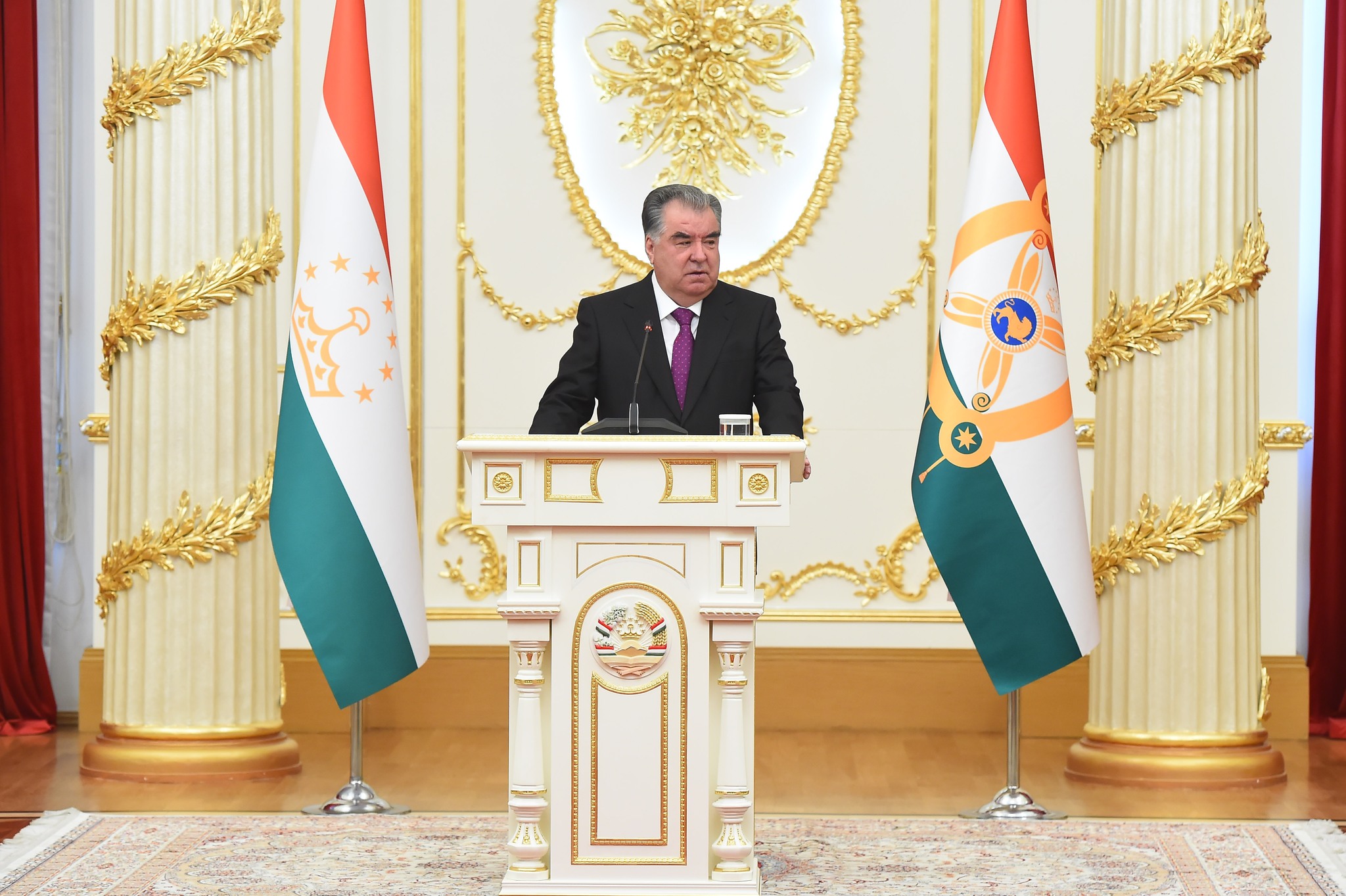 Эмомали Рахмон наградил и присвоил звания в честь 32-летия независимости 200 таджикистанцам
