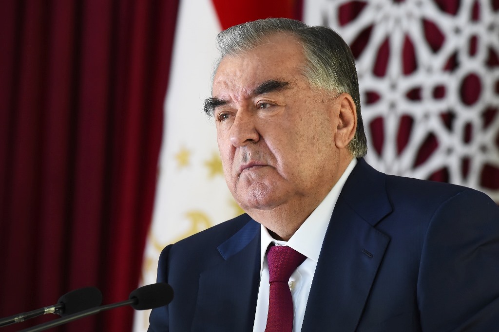 Президент Таджикистана пообещал полностью решить проблему нехватки учителей в школах